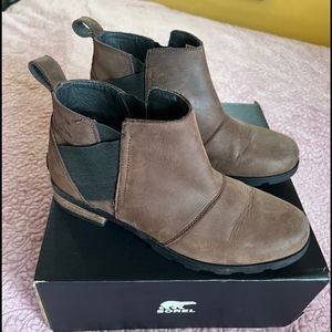 Sorel Emilie Chelsea boots 9.5